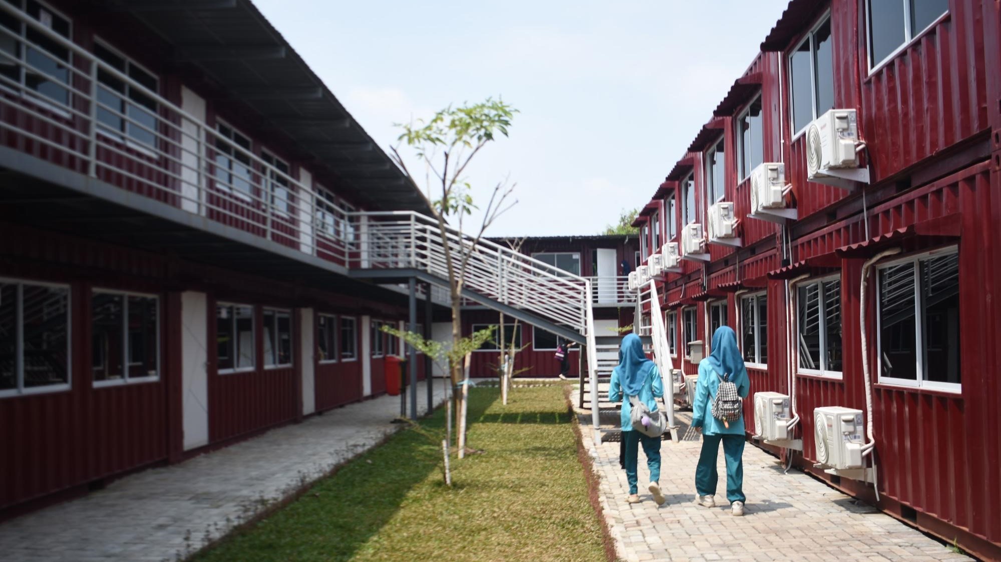 Thumbnail artikel Pengalaman Baru: Mahasiswa Unsika Beri Tanggapan Terkait Pemakaian Kelas Kontainer di Kampus 2