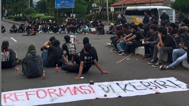 Thumbnail artikel Tolak Perjanjian Kerja Sama Pemprov dan TNI AD, Komite Rakyat Sipil Karawang Gelar Aksi di Depan Gedung DPRD Karawang