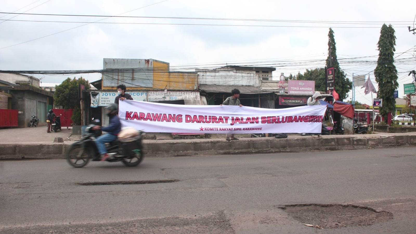 Thumbnail artikel Aksi Karawang Darurat Jalanan Berlubang, Massa Tuntut Perbaikan Secara Permanen